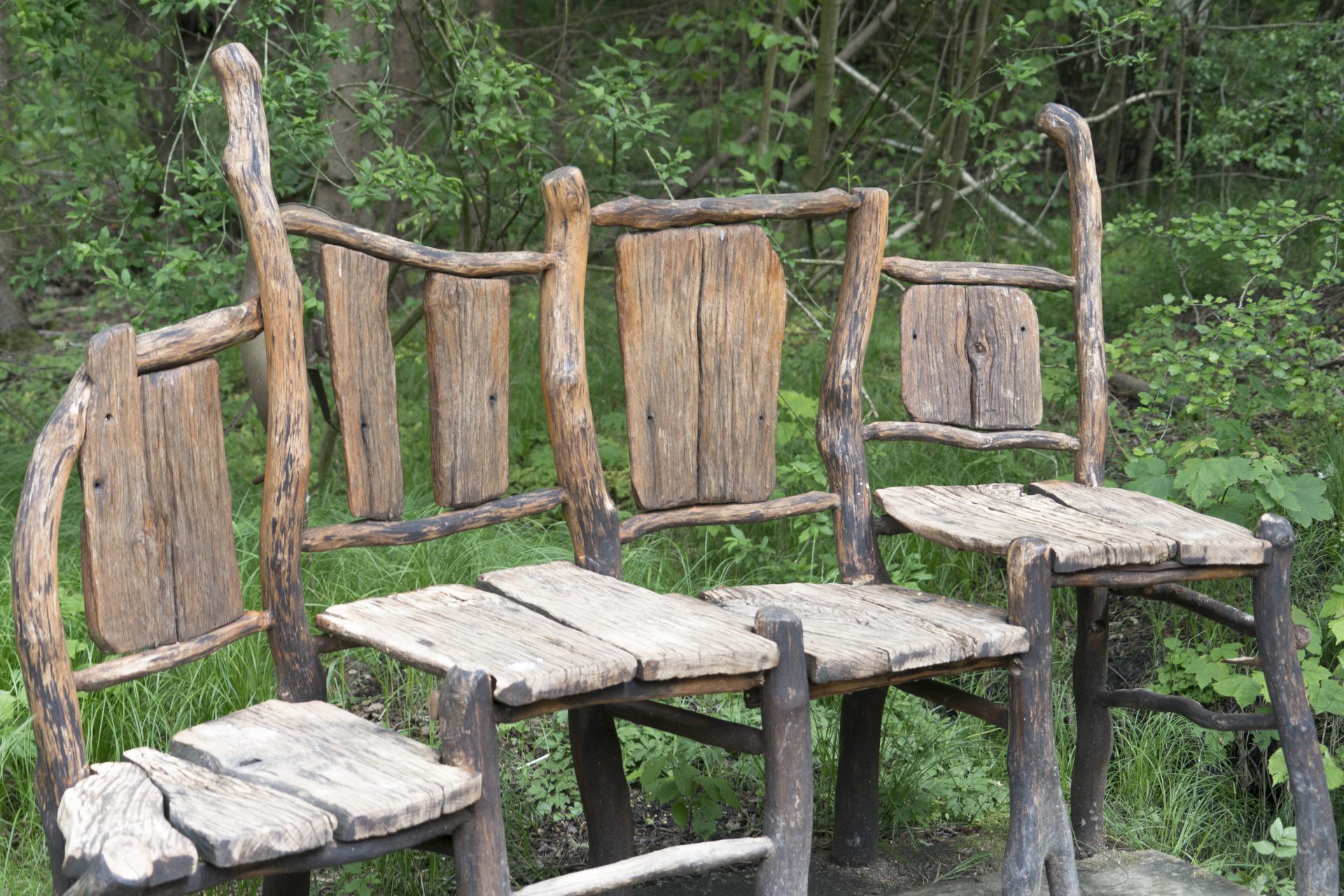 Holzstühle im Wildgarten