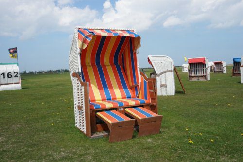 Strandkorb im Strandbereich