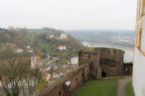 Blick auf Festungsmauern und Donau